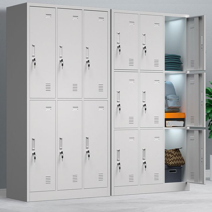 Grijze metalen kast voor badkamer moderne opbergkast met scharnierende deur