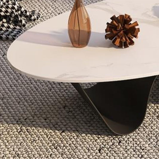 Tavolino top in pietra in stile glam con base in acciaio nel tavolo da cocktail ovale