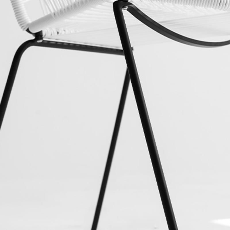 Silla de comedor de brazo de comedor de ratán con base negra