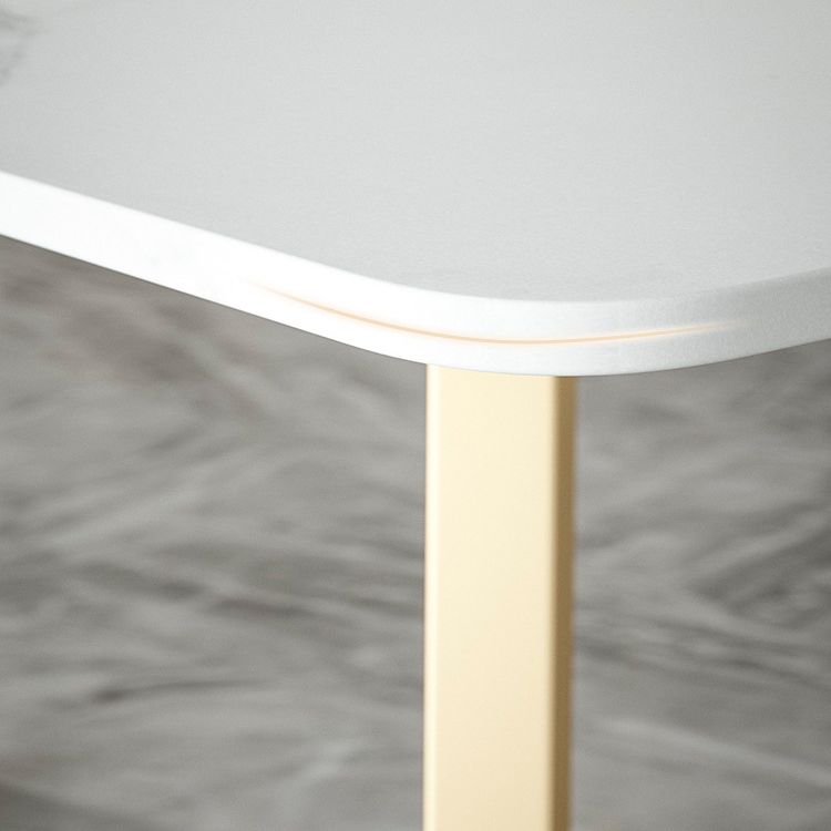 Mesa de comedor de piedra Top Table contemporánea con base de trineo en oro