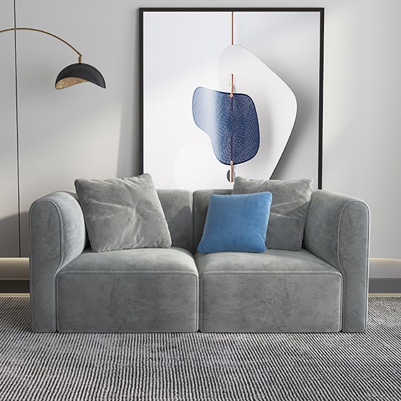 Canapé-gris léger scandinave vers le bas avec des bras et coussins encastrés