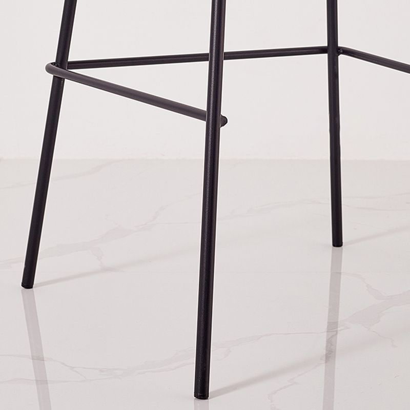 Taburete de bar tapizado de cuero sin brazos con respaldo moderno y base de metal