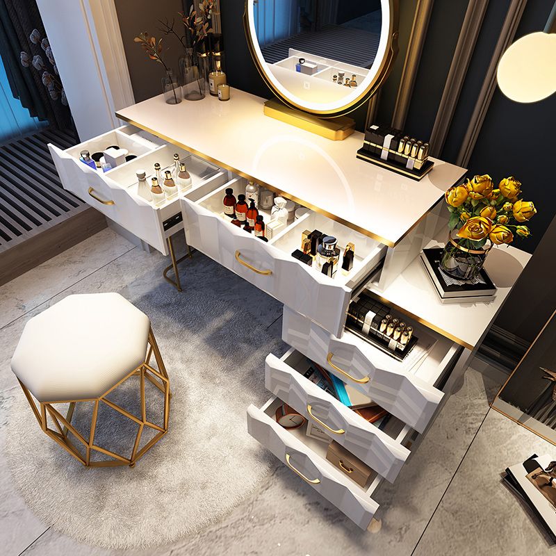 Camera da letto a specchio illuminato in oro contemporaneo con cassetto del trucco in legno