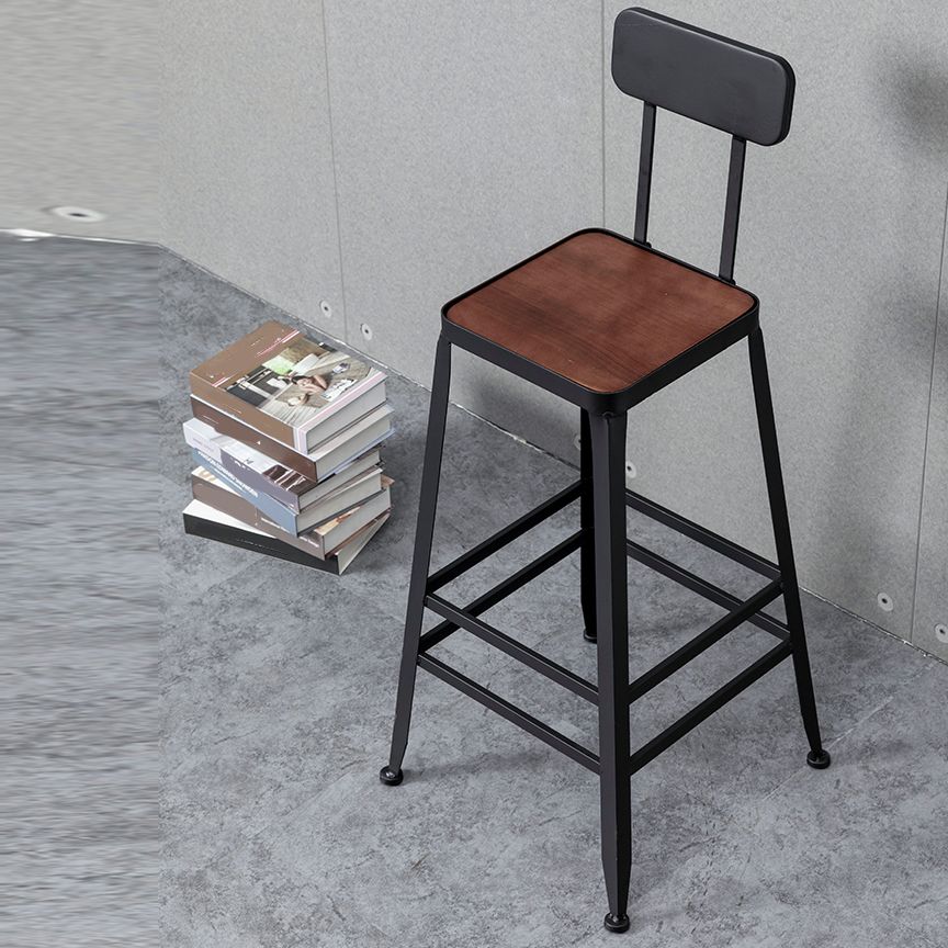 Schwarzer Barhocker mit Holzplatte im Industriestil für den Innenbereich, 4 Beine, für Cafés