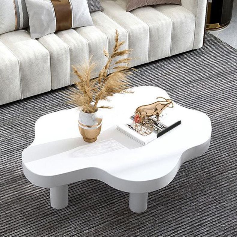 Table basse scandinave de forme libre avec 3 pieds en bois de pin