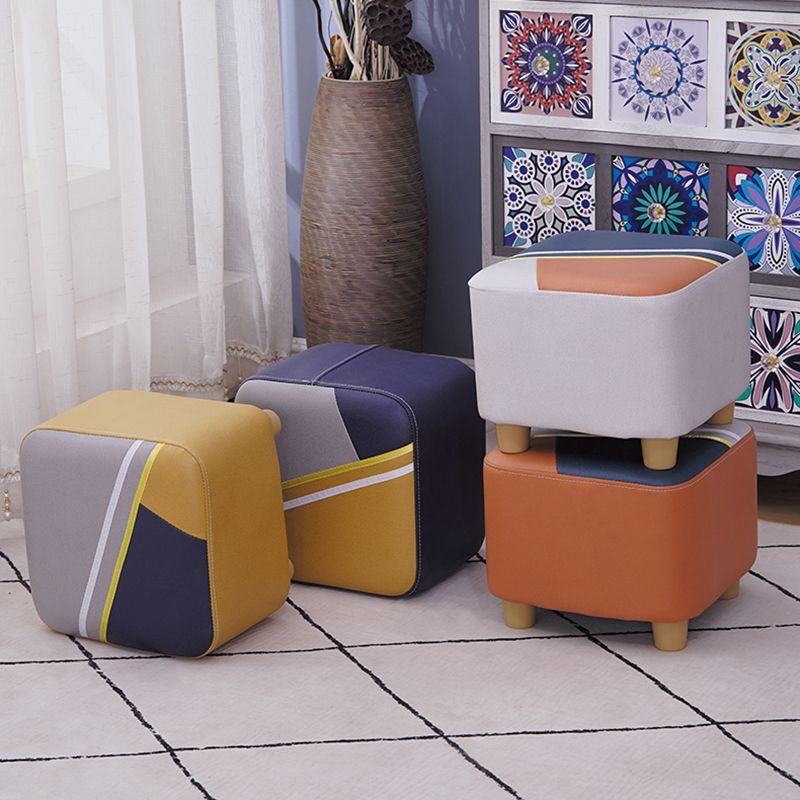 Zeitgenössischer Pouf Ottomane Stoff gepolstertes Flickwerk Massive Holzrahmen quadratische Ottomane