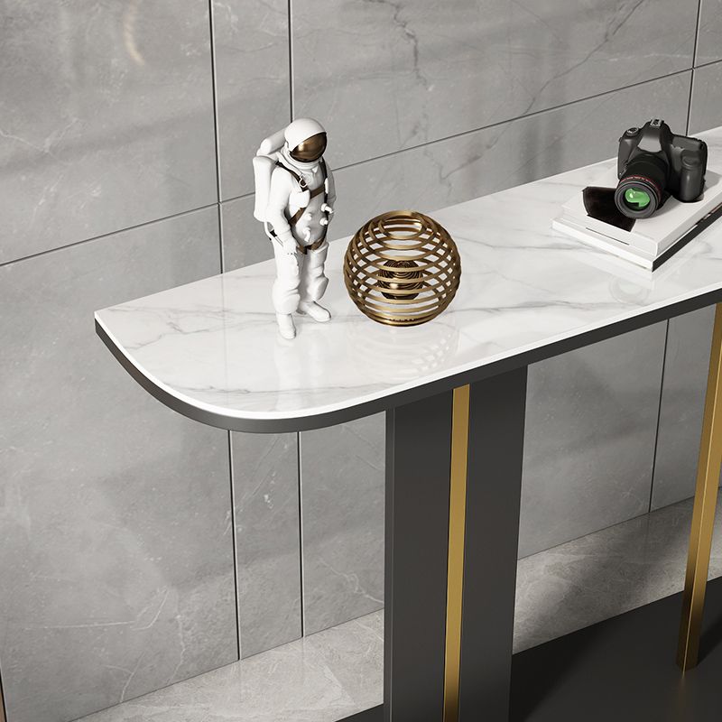 Tavolino moderno con console a mezza luna con top in pietra e base di piedistallo di ferro