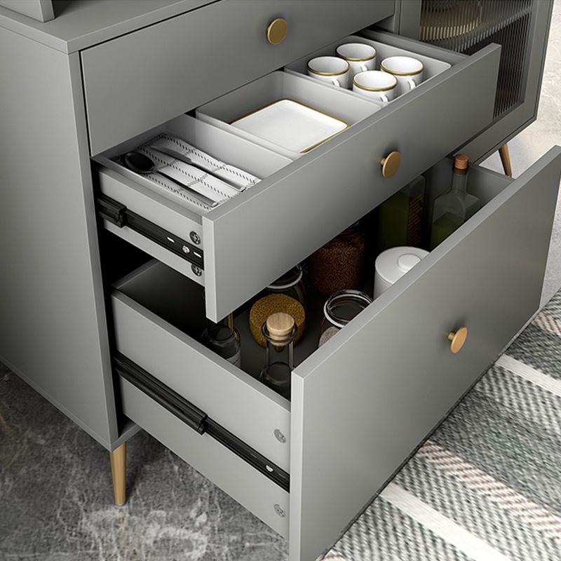 3ドロワーエンジニアリングウッドサイドボードモダンな調整可能な棚のクレデンツァとゴブレットホルダー