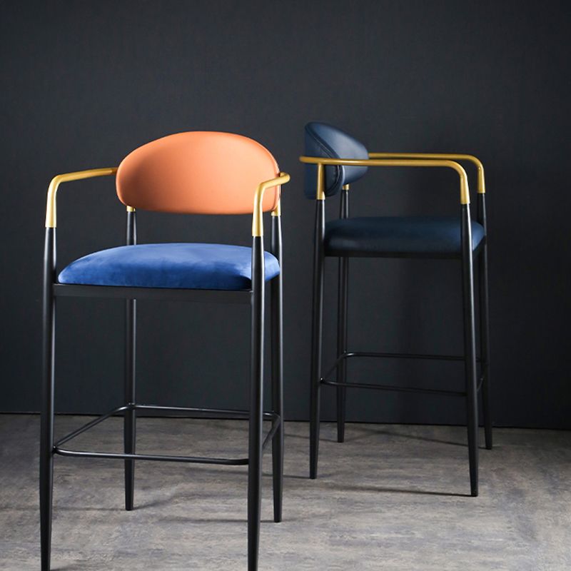 Sgabello da bar rettangolare con bracciolo industriale imbottito con schienale pieno