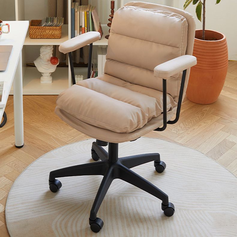 Silla de escritorio de brazos acolchados modernos silla de cuero para tareas de cuero para oficina