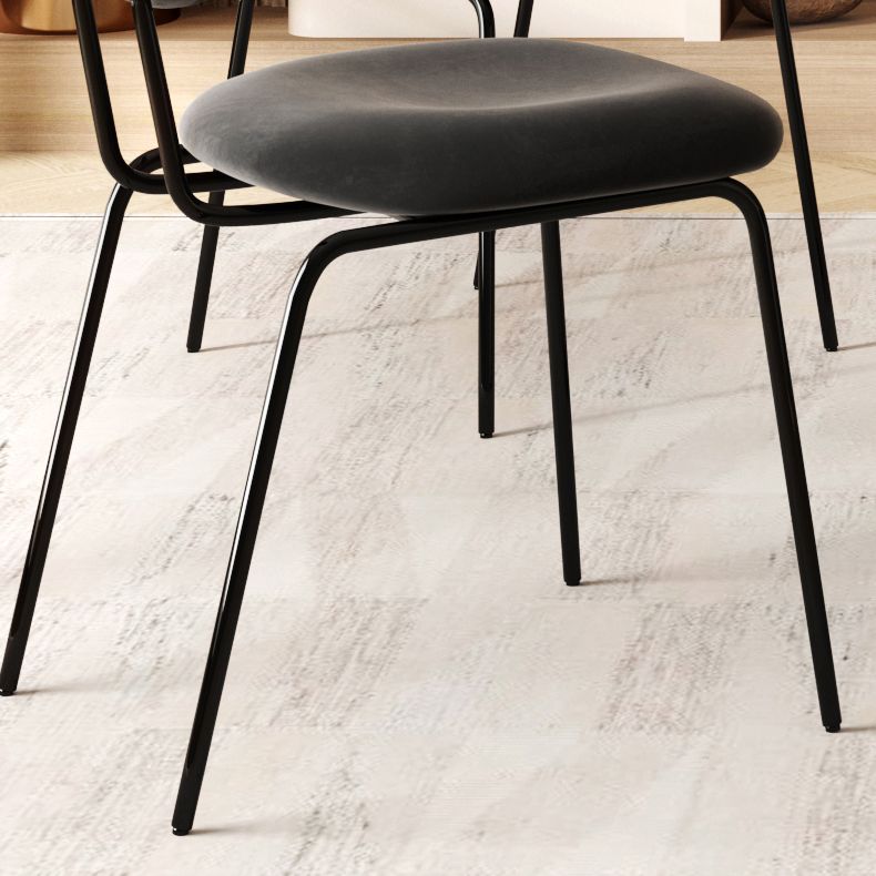 Moderne eenvoudige zijstoel gestoffeerde eetkamerstoel met metalen basis voor keuken