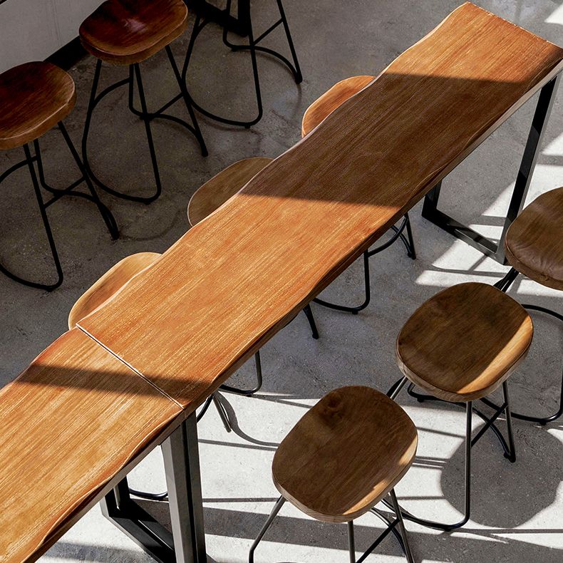 Moderner Pub-Tisch in Barhöhe mit Massivholzplatte für die Terrasse