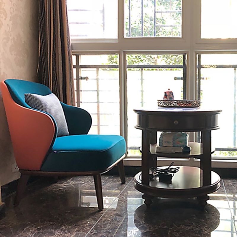 Sedia alare contemporanea con 4 gambe in legno massiccio e schiena stretta