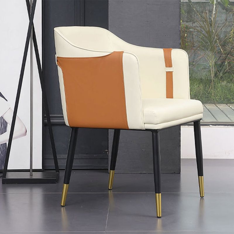 Sillas laterales de comedor de cuero de estilo escandinava