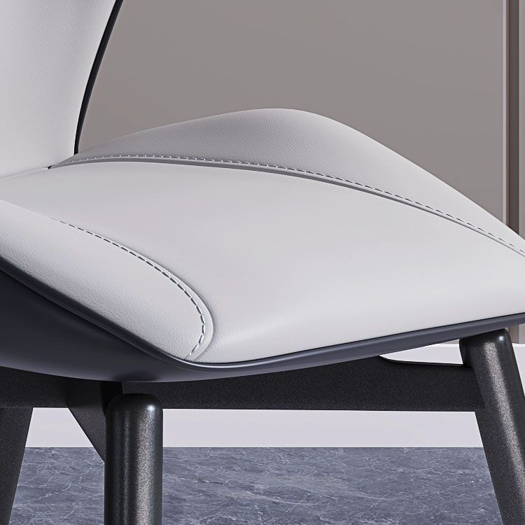 モダンなコーヒーショップウィングバックチェアレザーマット仕上げダイニングチェア