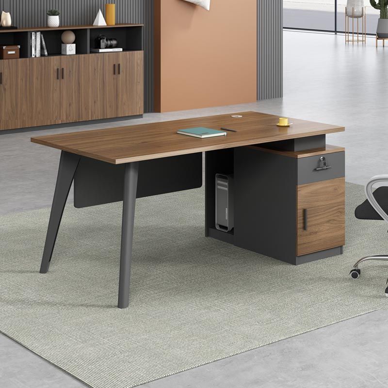 Madera de escritura de oficinas de forma rectangular con patas de metal en natural/marrón