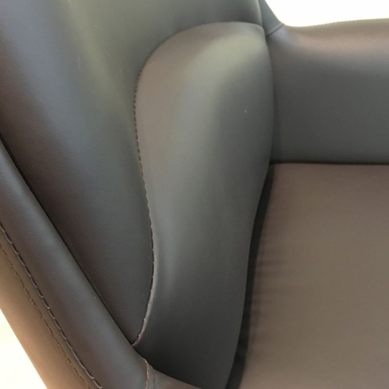 Sedia manager imbottita contemporanea sedia in fico in pelle nera.