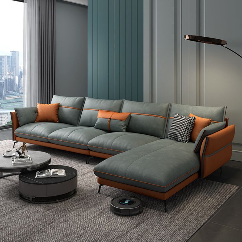 Scandinavo 35.43 "H Fuce in pelle divano e chaise del braccio svasato