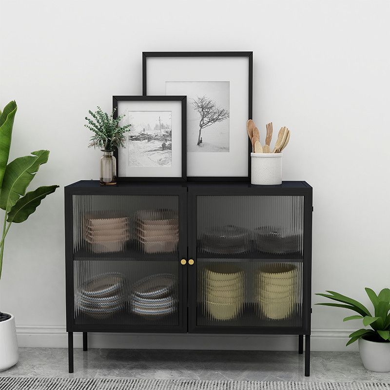 Sidetemporanea della casa con la casa con la casa con porte di vetro con porta di vetro