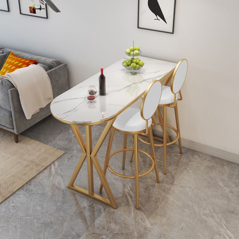 Tavolo da bistrot glam con base in pietra bianca lucida in metallo oro