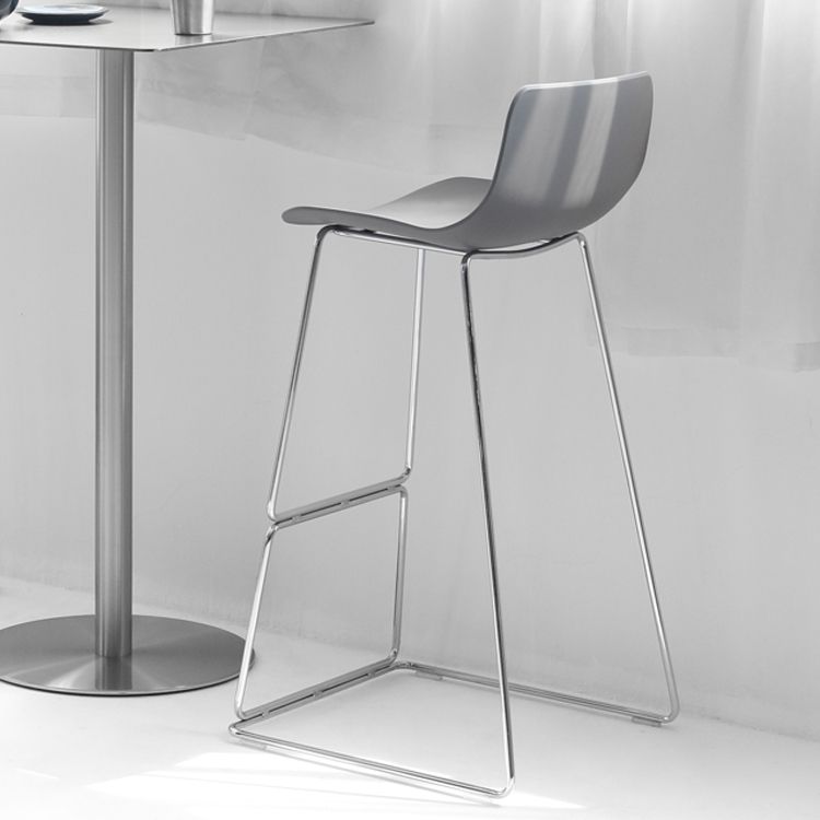 Tabouret de bar de style contemporain tabouret de comptoir en plastique avec des jambes en métal pour la maison