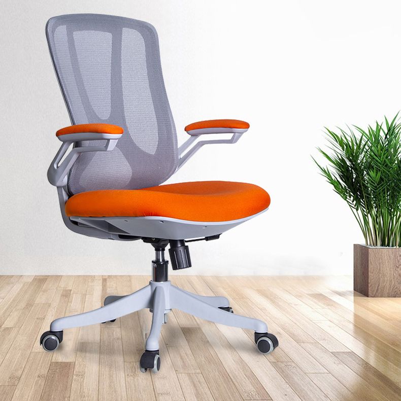 Moderne ergonomische mesh-werkstoel, draaistoel met middenrug en gewatteerde armen