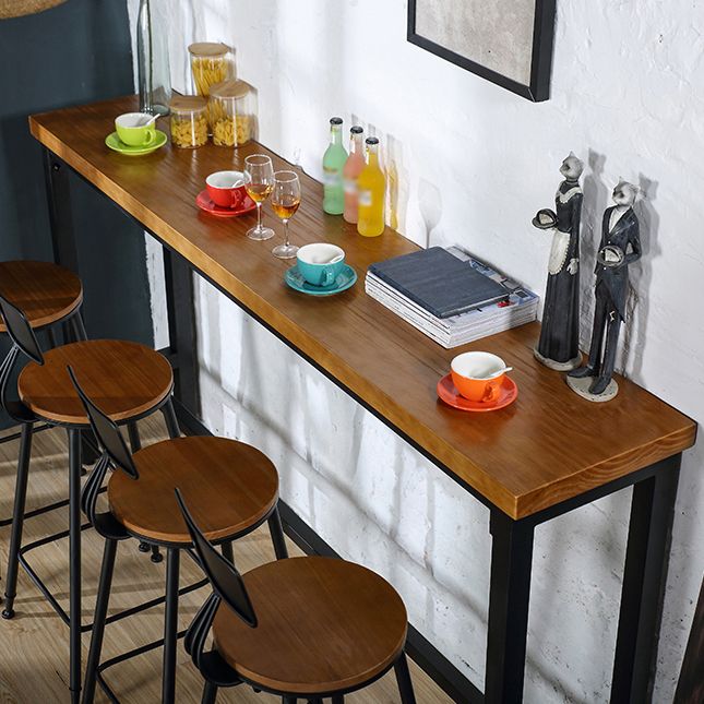 Tavolo da bar in legno a pino a pino a pino a pino in legno a pino.