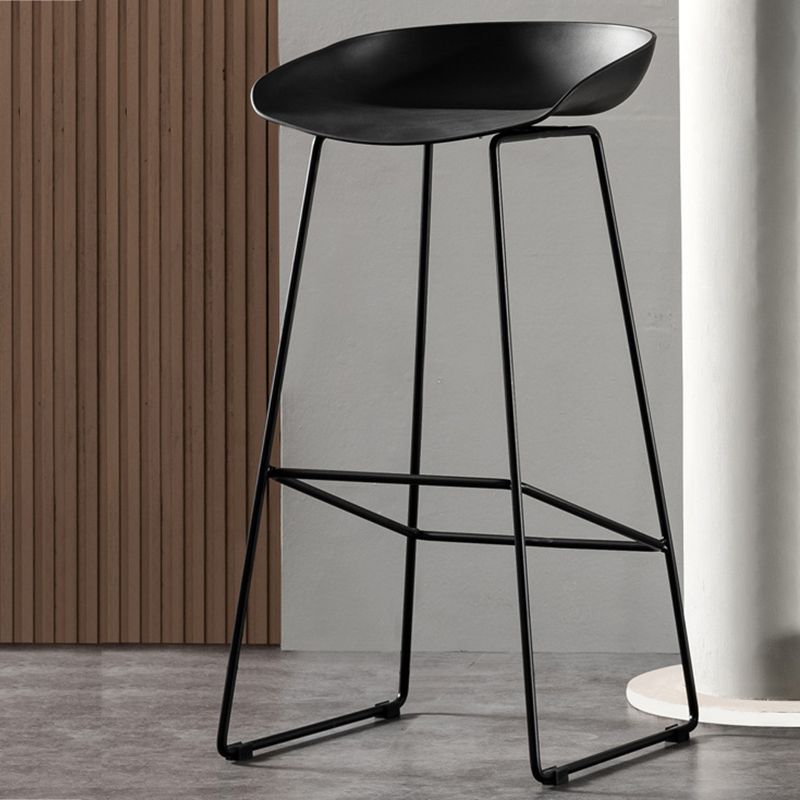 Taburetes de altura de mostrador de metal Glam con taburete de bar con reposapiés para interiores