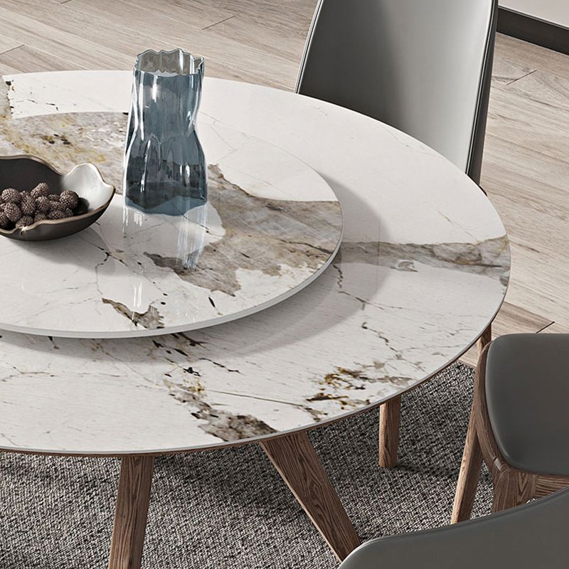 Witte gesinterde stenen tafel rond huiskeukendiner met natuurlijke poten