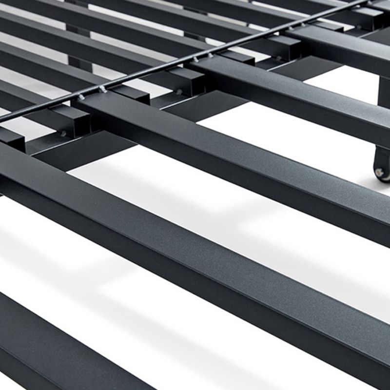 茶色の枕付きフェイクレザーソファー