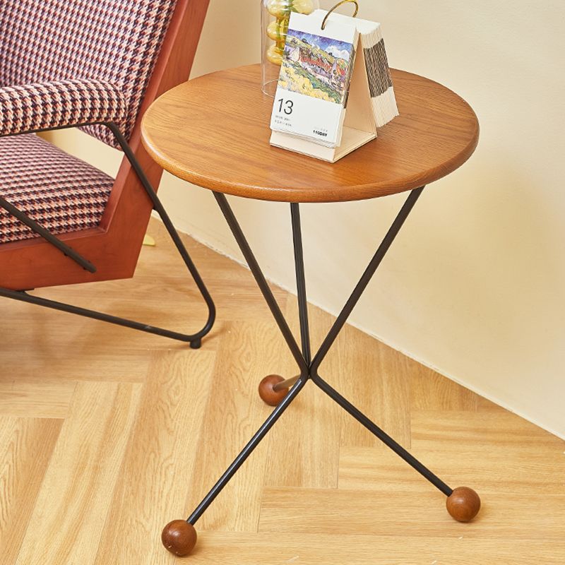 Mesa de la mesa redonda de madera sólida escandinava Pats Cross Table lateral