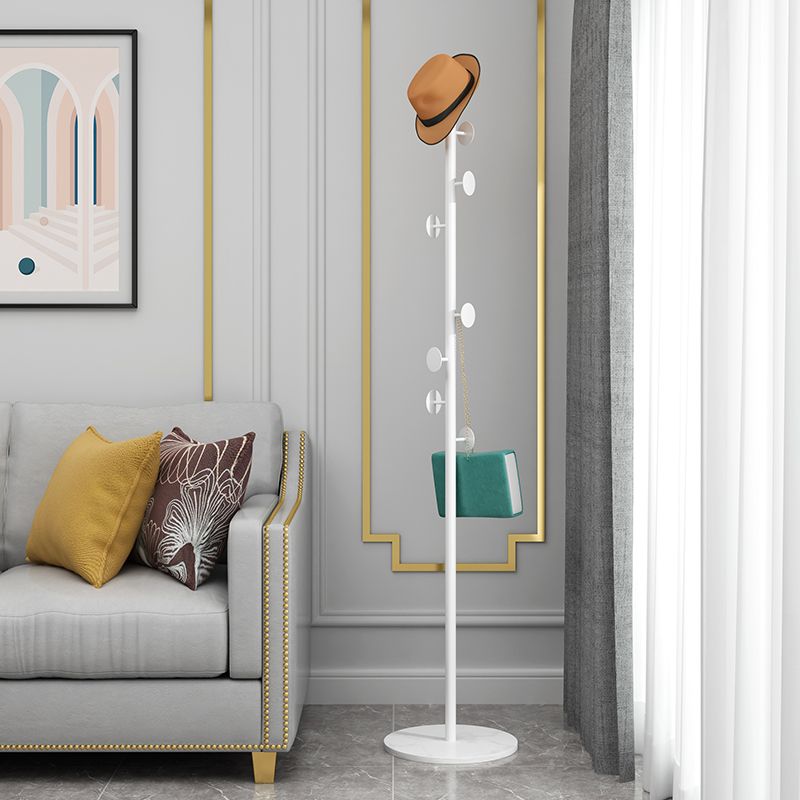 Hermosos ganchos de colgra de abrigo estante de abrigo de metal de pie con fondo de mármol