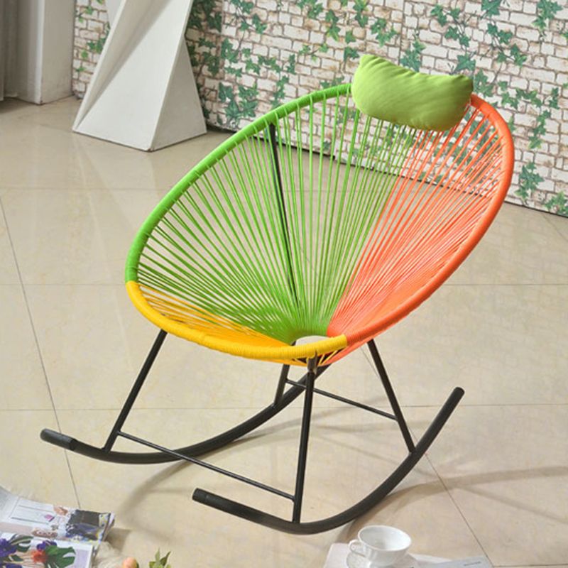 Sedia accento a dondolo contemporaneo in metallo e sedia da bilanciere di vimini 28.3 "x 43.3" x 35.4 "