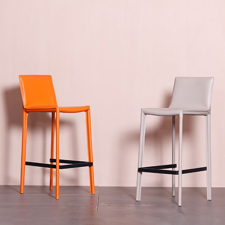 Tabourets d'intérieur glamour avec des jambes en cuir