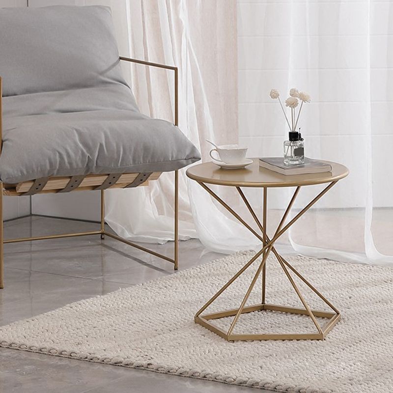 Tavolino in metallo tondo alto 19,6 "di metà secolo