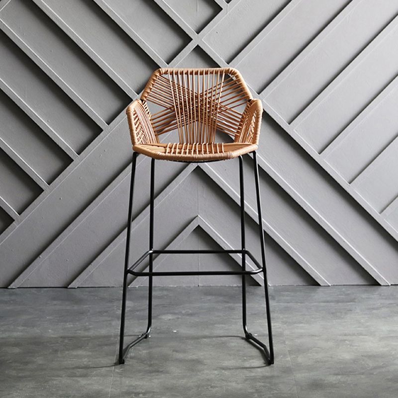 スカンジナビアのプラスチックラタンバースツールアーム付きバケツスツールの金属脚