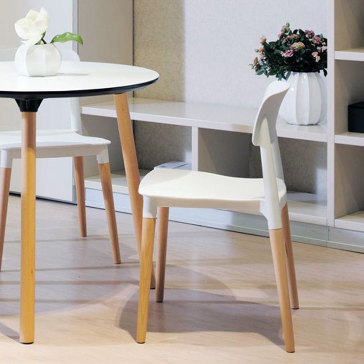 Silla lateral de comedor contemporánea de plástico y madera maciza