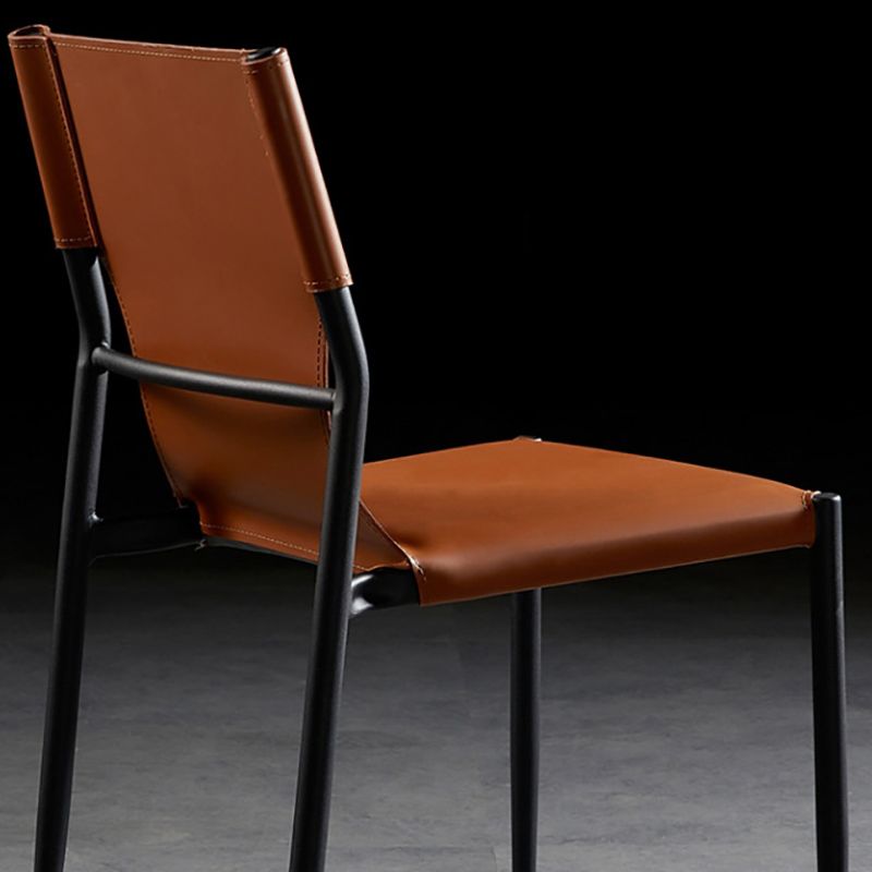現代的なスタイルの革の椅子自宅で使用するための金属脚のあるアームレスサイドチェア