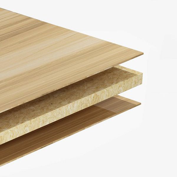 Armoire finale mate avec des vêtements de rail