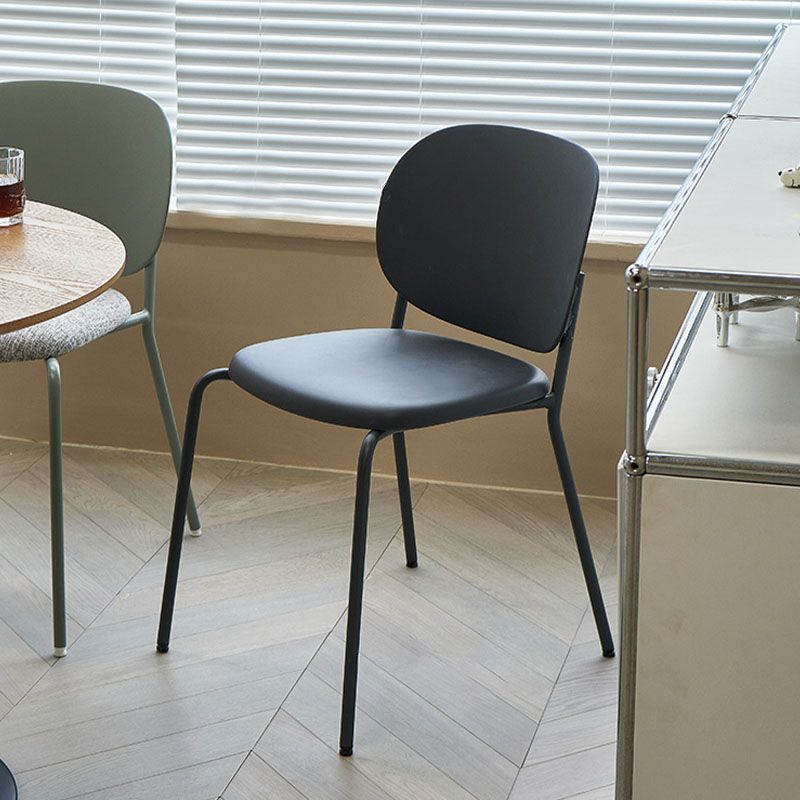 Silla de plástico de brazo tapizado moderno con base de metal para restaurante