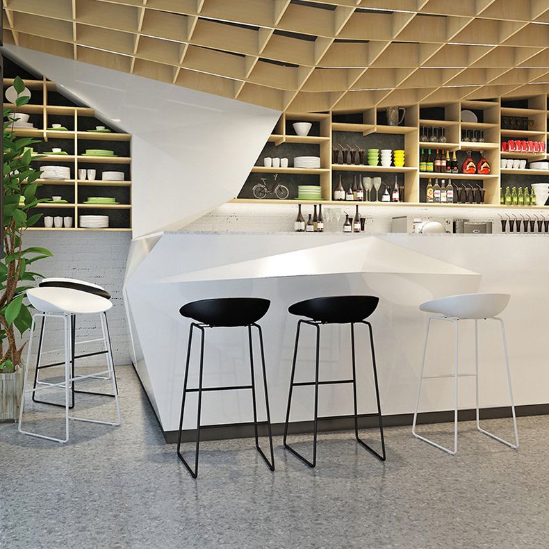 Tabouret de comptoir sans accoudoirs à dossier moderne, haut en métal avec coussin en plastique