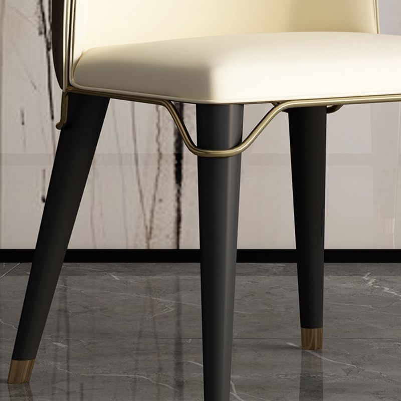 Eigentijdse eiken houten wingback stoel matte afwerking faux lederen stoel met zwarte poten