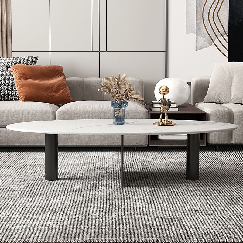 Glamouröser Couchtisch mit ovaler Steinplatte und Cocktailtisch mit 3 Beinen aus Metall