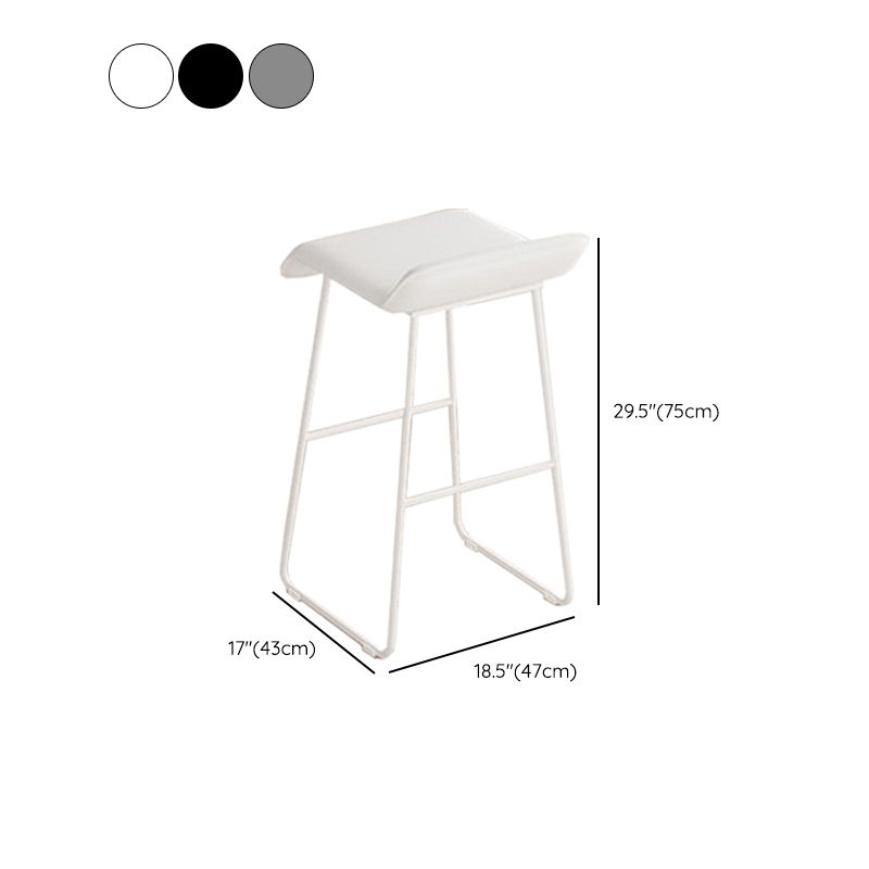 Gambe metalliche contemporanee in pelle da bar con cuscino