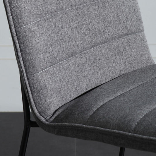 Sgabello da bar senza braccio imbottito contemporaneo con base di metallo nero