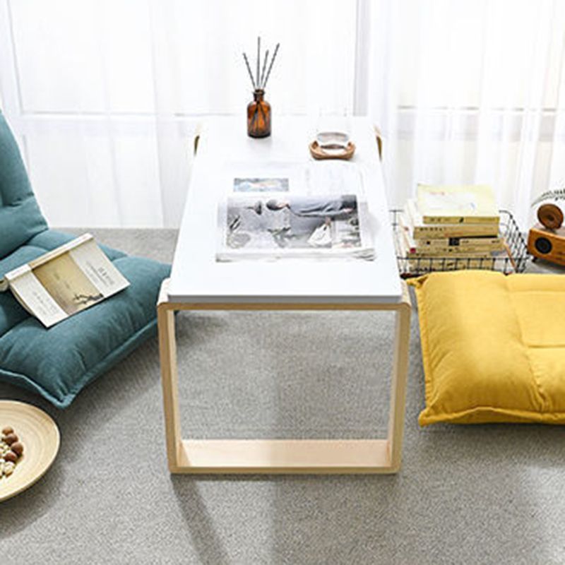 Moderner hölzerner Couchtisch mit hellem Holzschlittenbasis und Rechteckoberteil