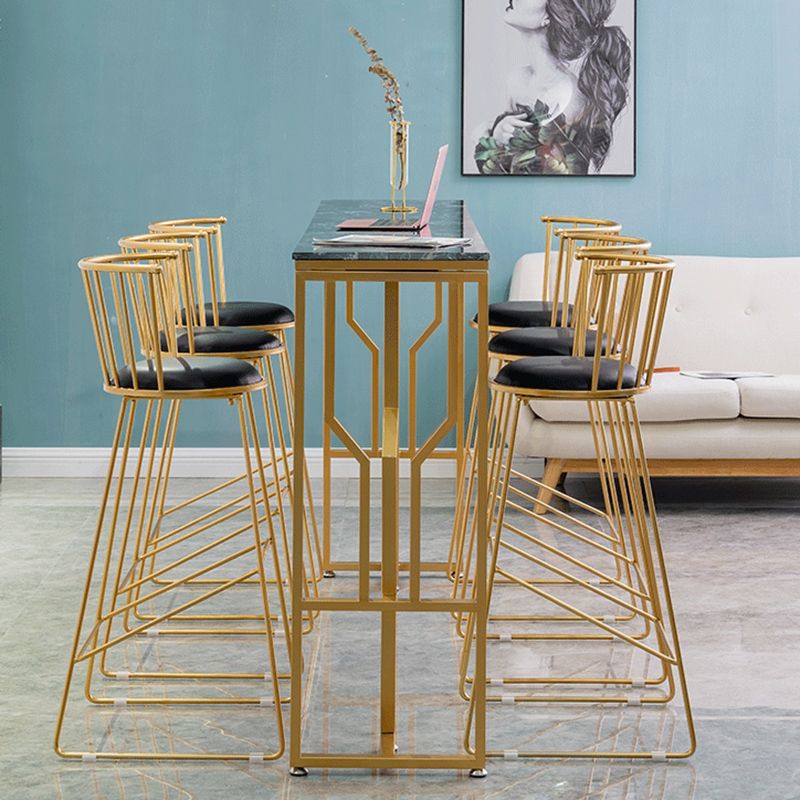 Tavolo da bar Glam ad altezza bar con gambe dorate e tavolo da bar con base in metallo