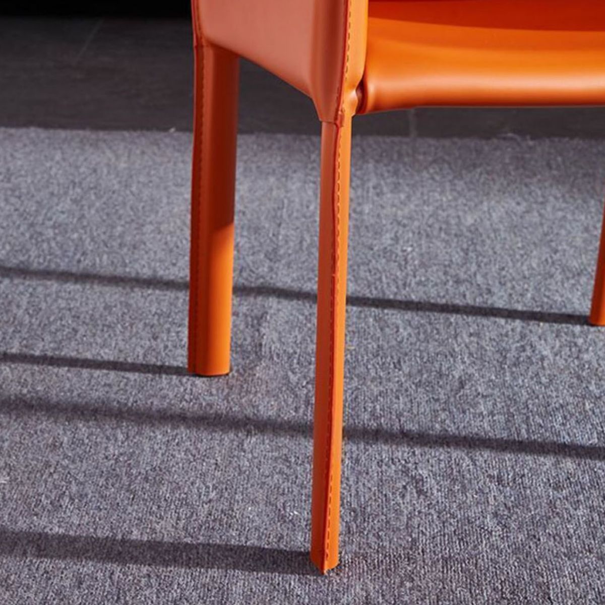Silla de silla de comedor de cuero contemporánea en acabado mate con patas de acero
