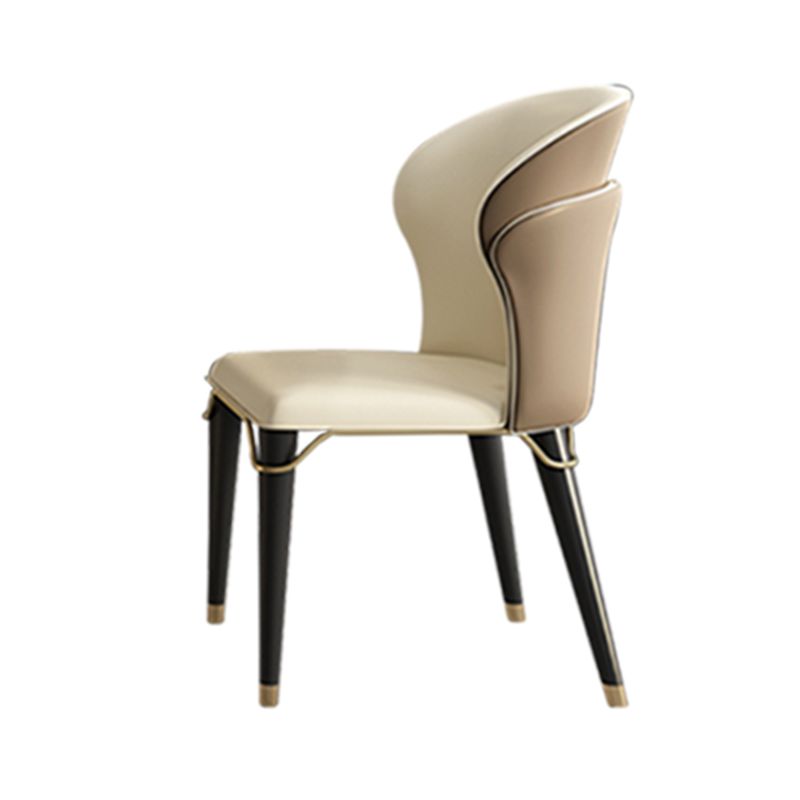 Eigentijdse eiken houten wingback stoel matte afwerking faux lederen stoel met zwarte poten