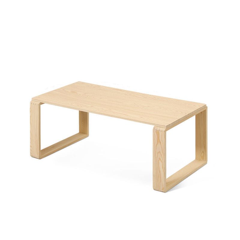 Moderner hölzerner Couchtisch mit hellem Holzschlittenbasis und Rechteckoberteil